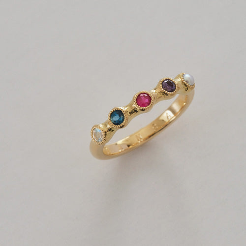 SHINDO HARUKA Order & reform Jewelry | family pinky ring 家族の誕生石であるルビー、ガーネット、トパーズ、真珠、ブルームーンストーンを嵌め込んだピンキーリングのサムネイル画像